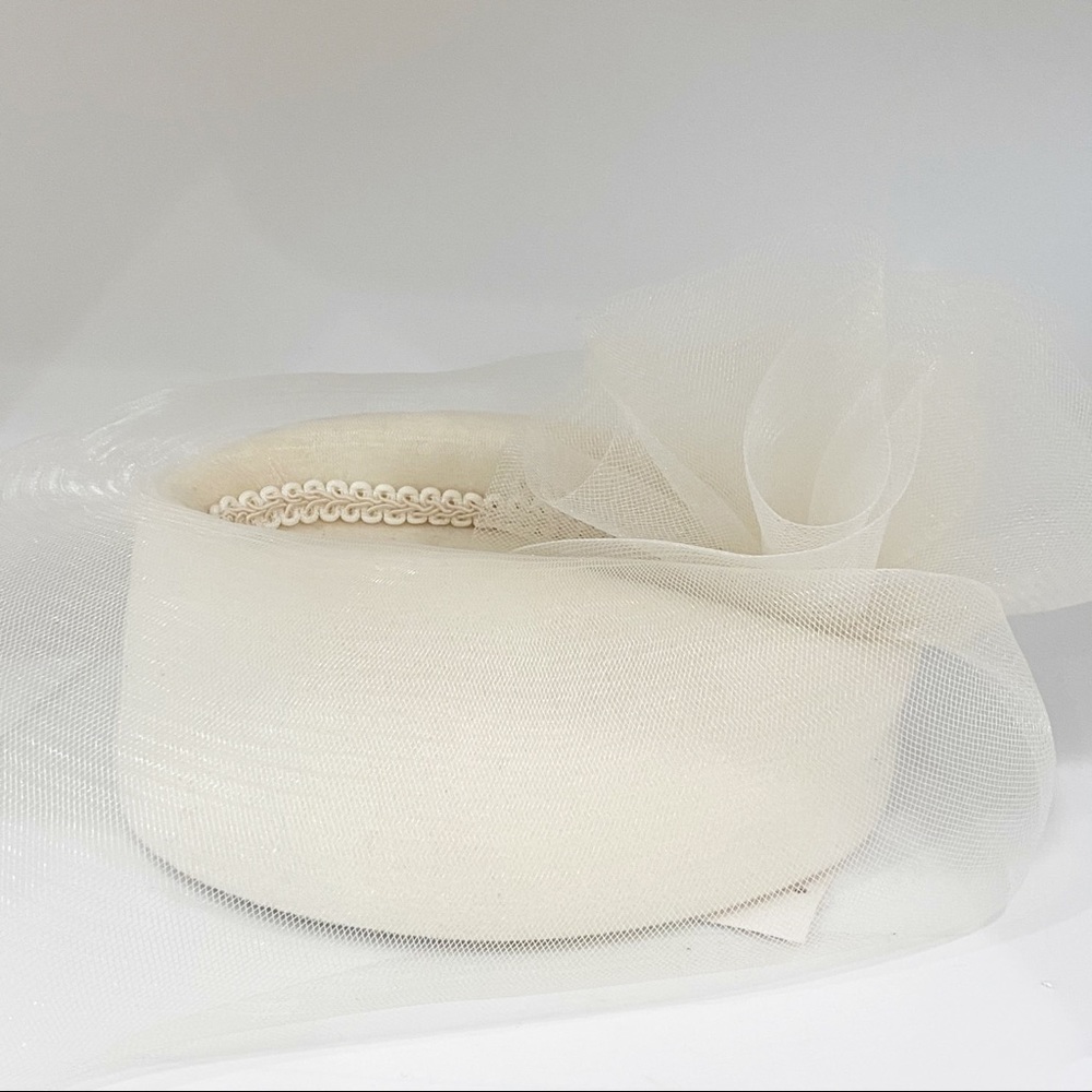 Ivory Pillbox Hat Mesh Bow And Veil New